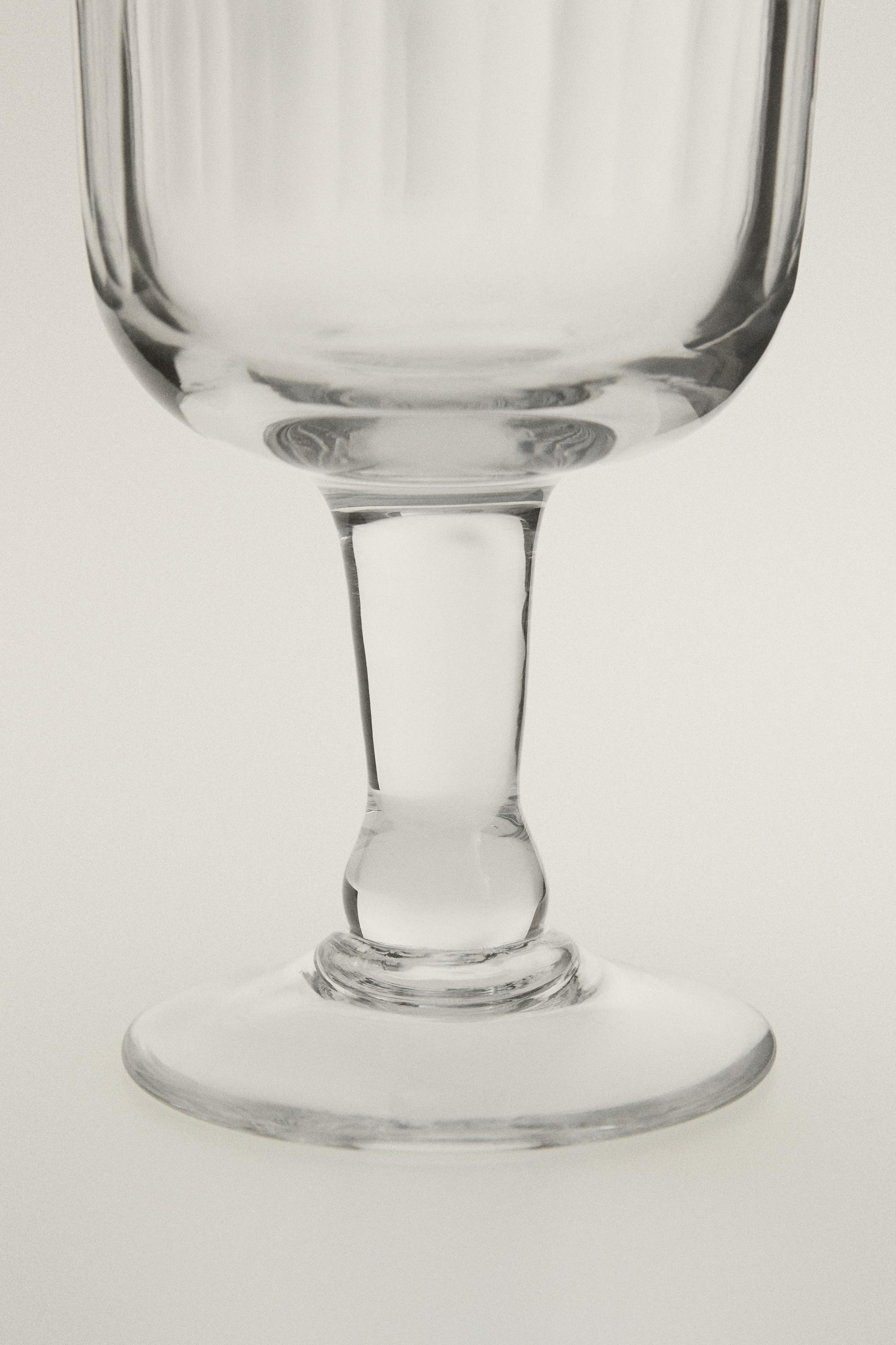 VERTICAL RAISED DESIGN GLASS
